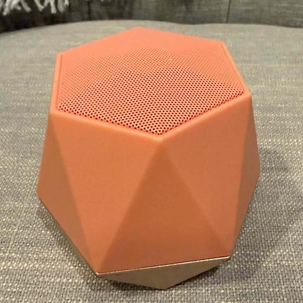 ❤️ Nanette Lepore - Peach & Gold Jewel Bluetooth Speaker